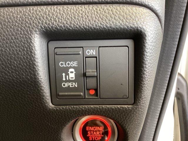 �p���[�X���C�h�h�A���t���Ă��܂��B�����^�b�`�ŊȒP�ɂ��q�l�ł��A���N���̕��ł��A�J�ł��܂�����ƂĂ��֗��ł��B�L�[���X��ԓ��X�C�b�`�ł������Ńh�A�̊J���ł��܂��B