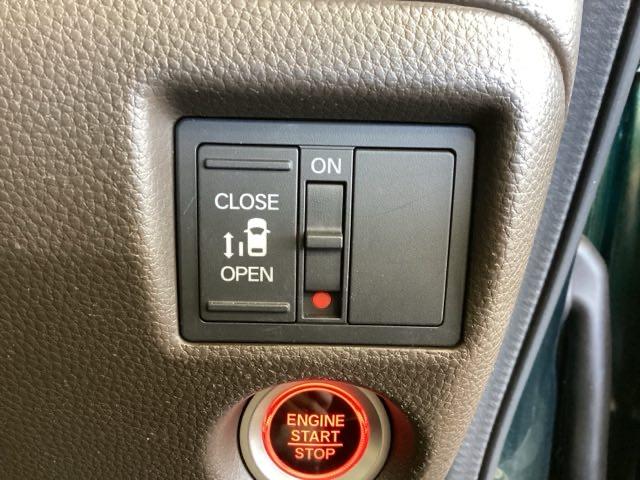 �p���[�X���C�h�h�A���t���Ă��܂��B�����^�b�`�ŊȒP�ɂ��q�l�ł��A���N���̕��ł��A�J�ł��܂�����ƂĂ��֗��ł��B�L�[���X��ԓ��X�C�b�`�ł������Ńh�A�̊J���ł��܂��B