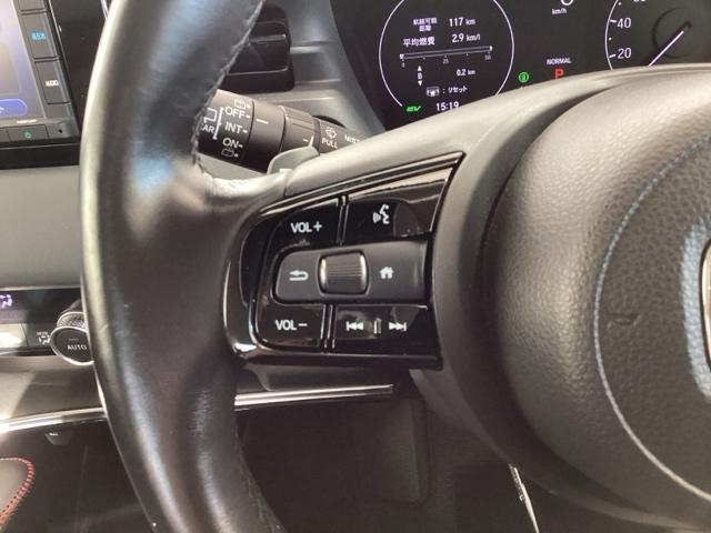 �X�e�A�����O�ɃI�[�f�B�I����X�C�b�`���t���Ă��܂��B�I�[�f�B�I��ʂɒ��ڃ^�b�`���Ȃ��Ă����삪�o���܂��̂ŁA�^�]�ɏW���ł��܂��B