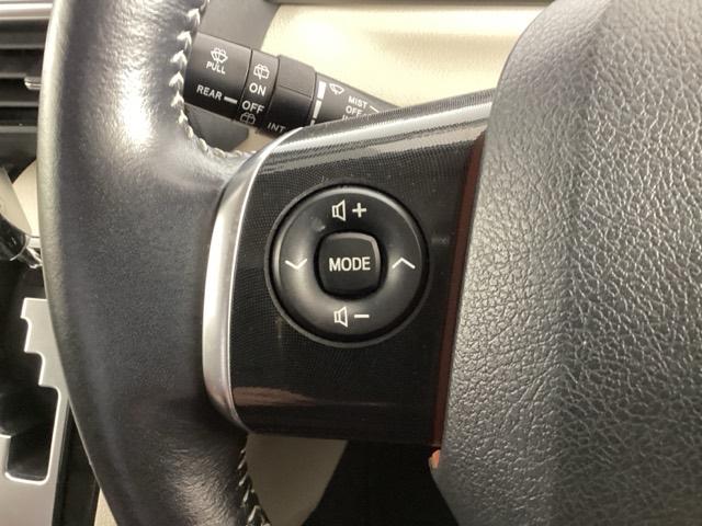 �X�e�A�����O�ɃI�[�f�B�I����X�C�b�`���t���Ă��܂��B�I�[�f�B�I��ʂɒ��ڃ^�b�`���Ȃ��Ă����삪�o���܂��̂ŁA�^�]�ɏW���ł��܂��B