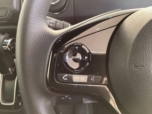 �X�e�A�����O�ɃI�[�f�B�I����X�C�b�`���t���Ă��܂��B�I�[�f�B�I��ʂɒ��ڃ^�b�`���Ȃ��Ă����삪�o���܂��̂ŁA�^�]�ɏW���ł��܂��B