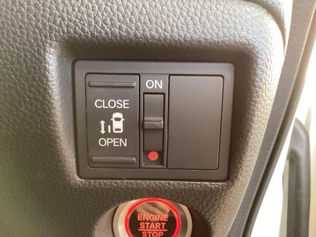 �p���[�X���C�h�h�A���t���Ă��܂��B�����^�b�`�ŊȒP�ɂ��q�l�ł��A���N���̕��ł��A�J�ł��܂�����ƂĂ��֗��ł��B�L�[���X��ԓ��X�C�b�`�ł������Ńh�A�̊J���ł��܂��B