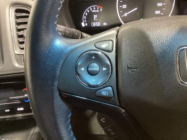 �X�e�A�����O�ɃI�[�f�B�I����X�C�b�`���t���Ă��܂��B�I�[�f�B�I��ʂɒ��ڃ^�b�`���Ȃ��Ă����삪�o���܂��̂ŁA�^�]�ɏW���ł��܂��B