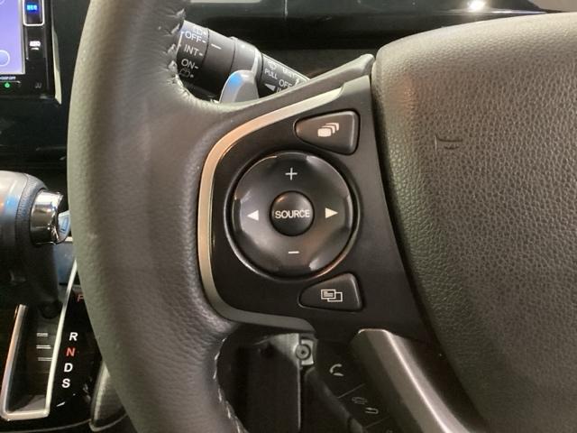 �X�e�A�����O�ɃI�[�f�B�I����X�C�b�`���t���Ă��܂��B�I�[�f�B�I��ʂɒ��ڃ^�b�`���Ȃ��Ă����삪�o���܂��̂ŁA�^�]�ɏW���ł��܂��B