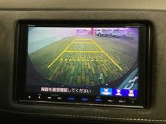 リバースギアに入れるだけで後方の表示へ切り替わります。夜間や雨の日の駐車も楽になりますよ。 6