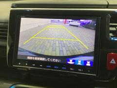 リバースギアに入れるだけで後方の表示へ切り替わります。夜間や雨の日の駐車も楽になりますよ。 6