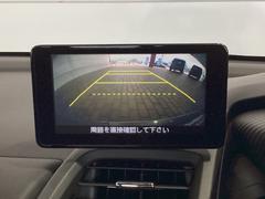 リバースギアに入れるだけで後方の表示へ切り替わります。夜間や雨の日の駐車も楽になりますよ。 4