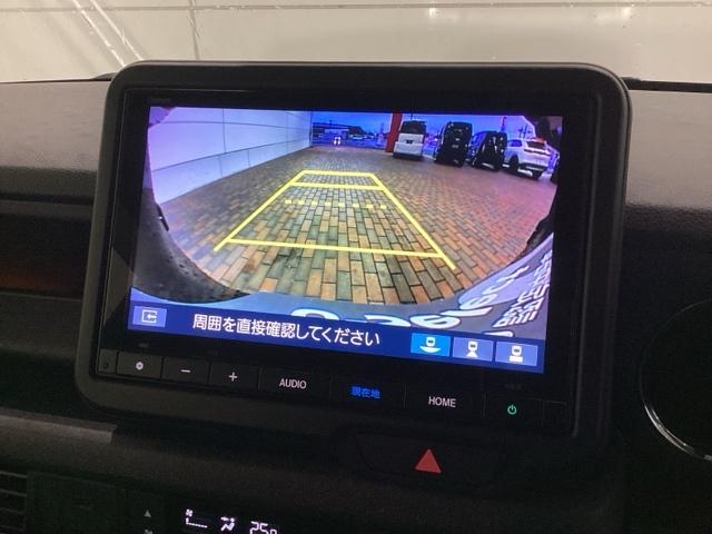 リバースギアに入れるだけで後方の表示へ切り替わります。夜間や雨の日の駐車も楽になりますよ。