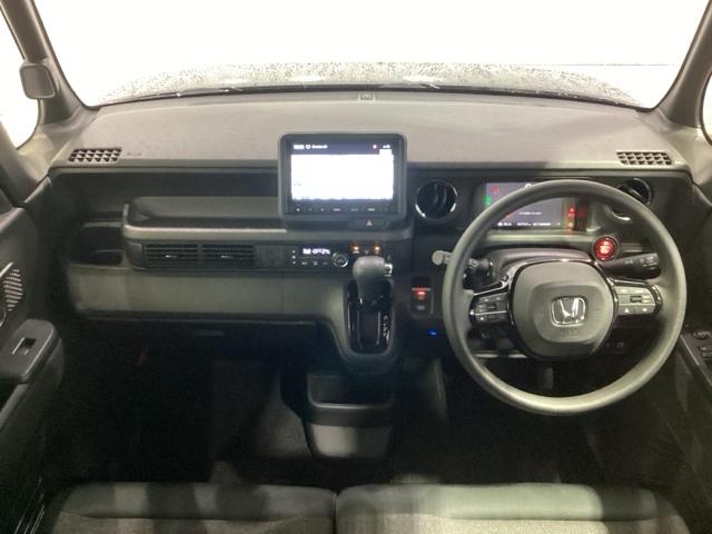 使いやすいレイアウトのダッシュボード周辺です。オートエアコンや小物入れなど嬉しい装備が満載です。