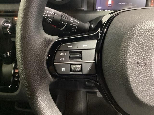 ステアリングにオーディオ操作スイッチが付いています。オーディオ画面に直接タッチしなくても操作が出来ますので、運転に集中できます。