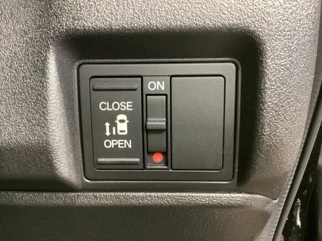 パワースライドドアが付いています。ワンタッチで簡単にお子様でも、お年寄りの方でも、開閉できますからとても便利です。キーレスや車内スイッチでも自動でドアの開閉ができます。