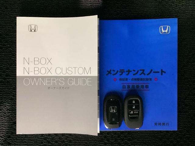 スマートキーは鍵をバッグに入れたままでもドアロックの開閉やエンジンのＯＮ・ＯＦＦができます。夜間や雨の日も鍵を探さなくて良いので便利です。