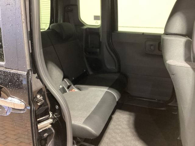 後席も余裕の広さ！ゆったりくつろげます！！