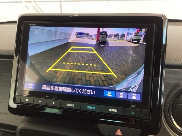 リバースギアに入れるだけで後方の表示へ切り替わります。夜間や雨の日の駐車も楽になりますよ。