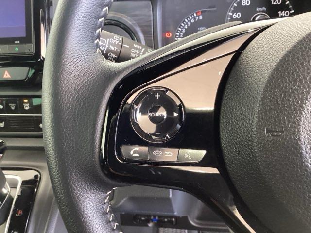 ステアリングにオーディオ操作スイッチが付いています。オーディオ画面に直接タッチしなくても操作が出来ますので、運転に集中できます。