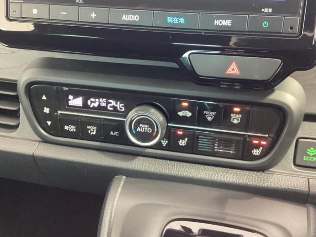 フロント両席にはシートヒーターが付いています！寒い日に便利な装備ですね。