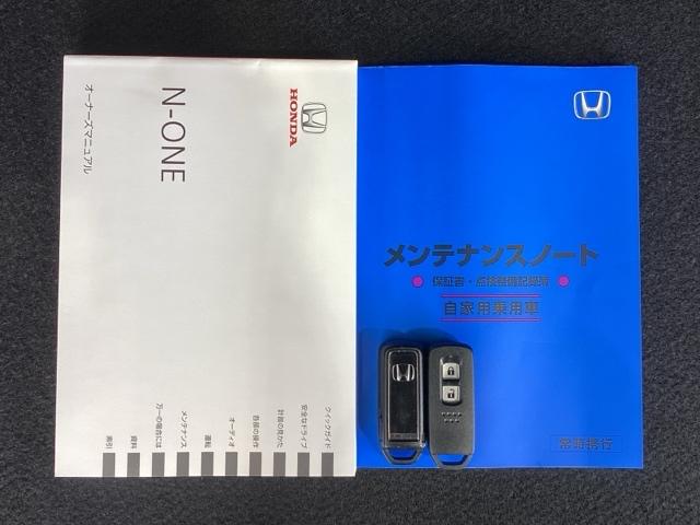 スマートキーは鍵をバッグに入れたままでもドアロックの開閉やエンジンのＯＮ・ＯＦＦができます。夜間や雨の日も鍵を探さなくて良いので便利です。