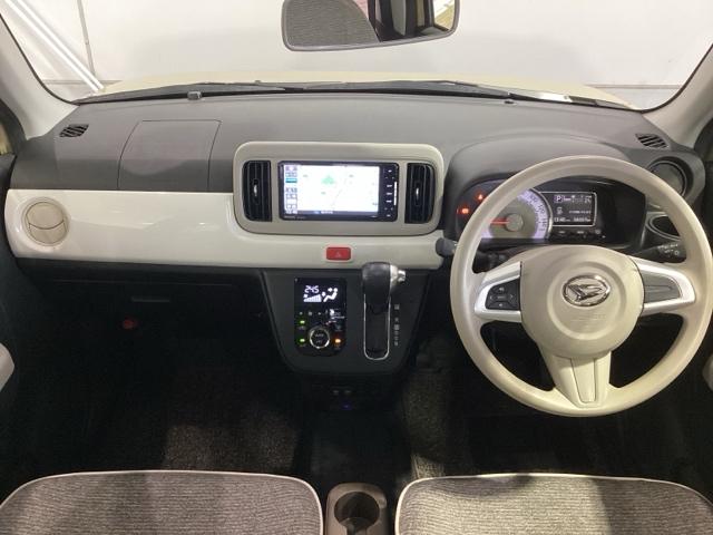 使いやすいレイアウトのダッシュボード周辺です。オートエアコンや小物入れなど嬉しい装備が満載です。