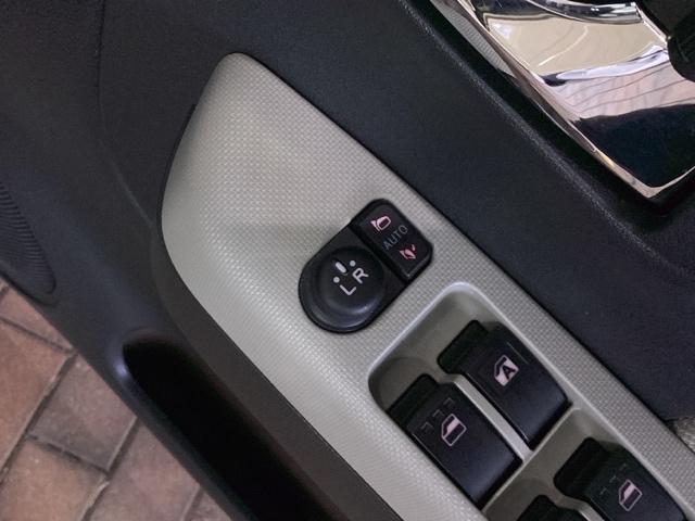 狭い駐車場で便利な電動格納ドアミラーが付いています。