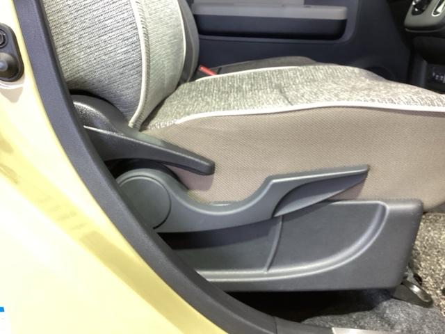 シートハイトアジャスターが付いているので運転姿勢を調整するのに便利ですね。身長に合ったシートポジションは安全運転や疲労軽減にもつながります。