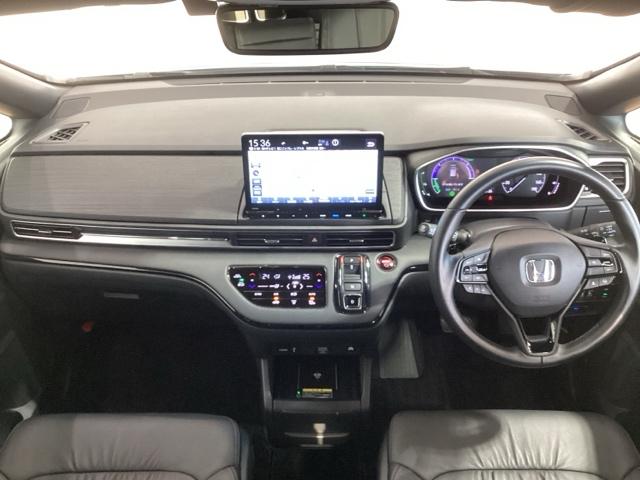 使いやすいレイアウトのダッシュボード周辺です。オートエアコンや小物入れなど嬉しい装備が満載です。