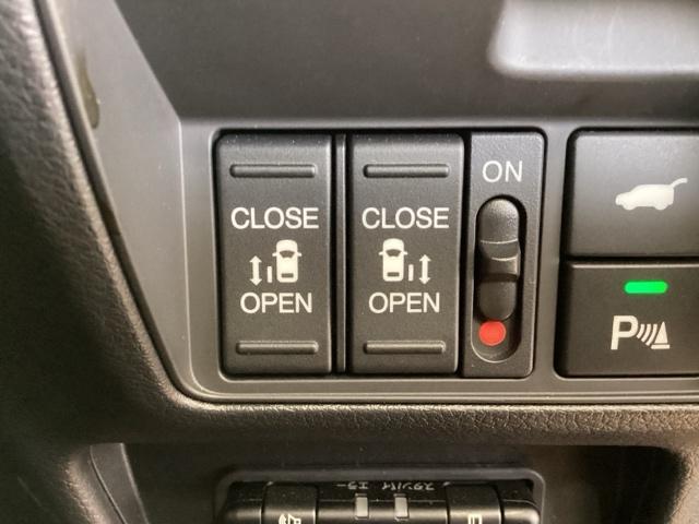 左右両側パワースライドドアが付いています。ワンタッチで簡単にお子様でも、お年寄りの方でも、開閉できますからとても便利です。キーレスや車内スイッチでも自動でドアの開閉ができます。