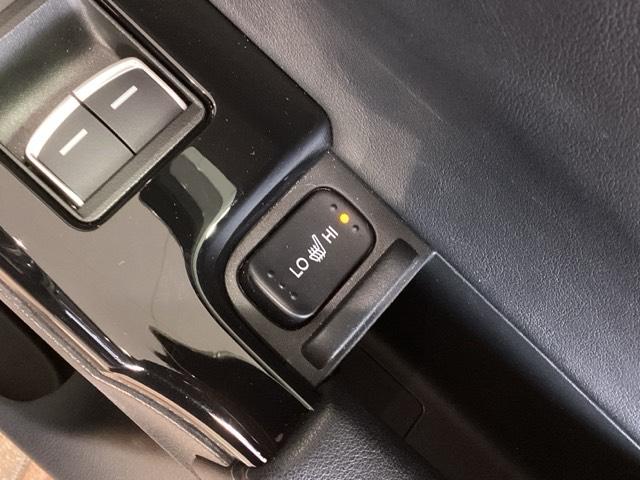 シートヒーターが付いています！寒い日に便利な装備ですね。