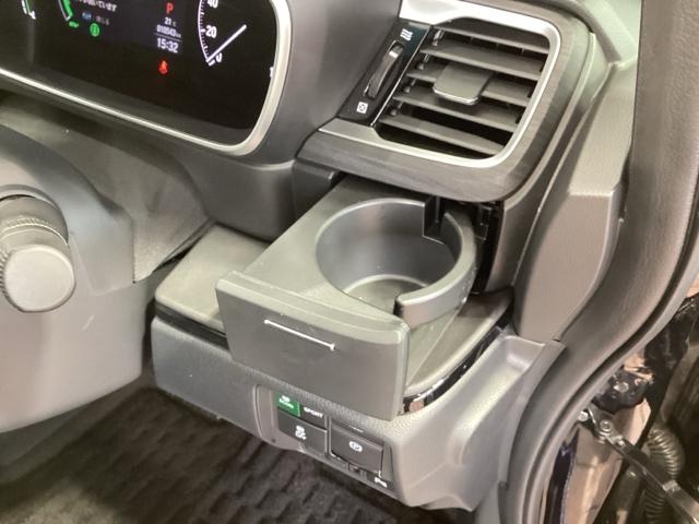 専門業者にて内外装のクリーニングを実施しております！