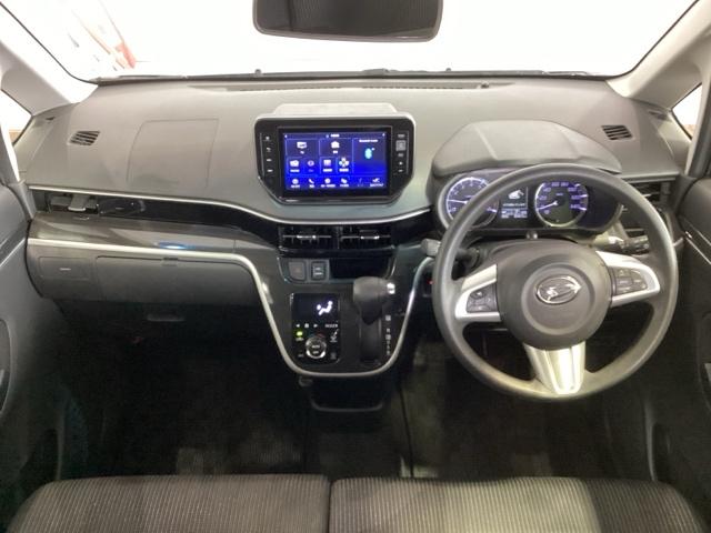 使いやすいレイアウトのダッシュボード周辺です。オートエアコンや小物入れなど嬉しい装備が満載です。