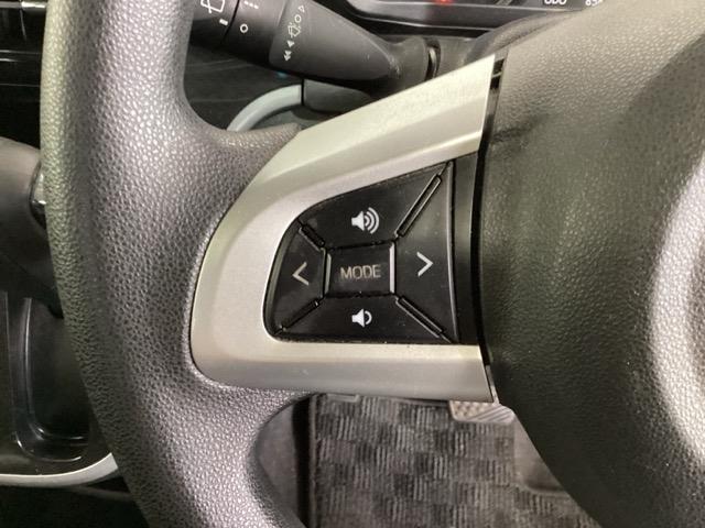 ステアリングにオーディオ操作スイッチが付いています。オーディオ画面に直接タッチしなくても操作が出来ますので、運転に集中できます。