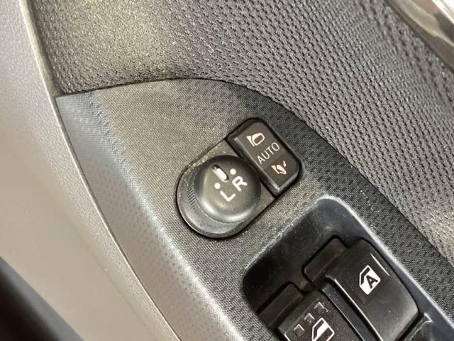 狭い駐車場で便利な電動格納ドアミラーが付いています。