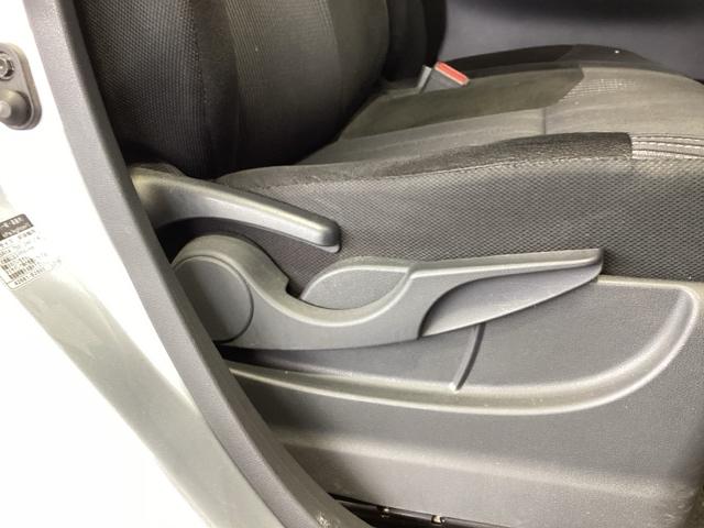 シートハイトアジャスターが付いているので運転姿勢を調整するのに便利ですね。身長に合ったシートポジションは安全運転や疲労軽減にもつながります。