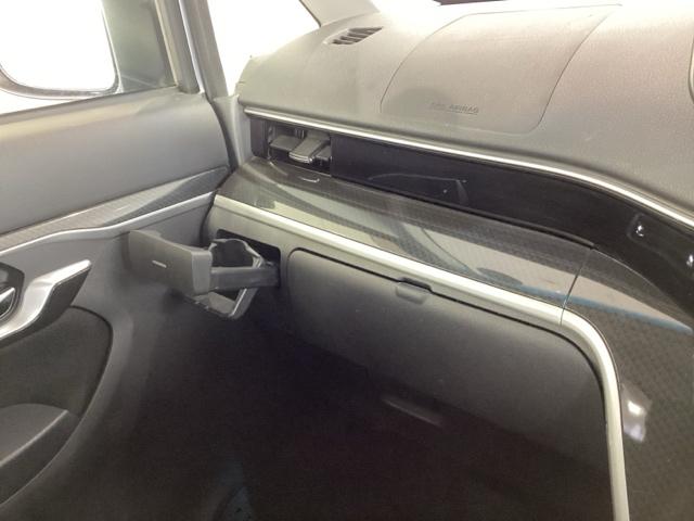 専門業者にて内外装のクリーニングを実施しております！