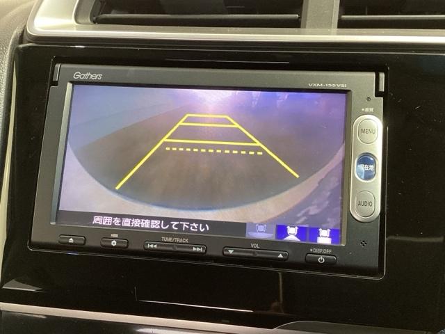 リバースギアに入れるだけで後方の表示へ切り替わります。夜間や雨の日の駐車も楽になりますよ。