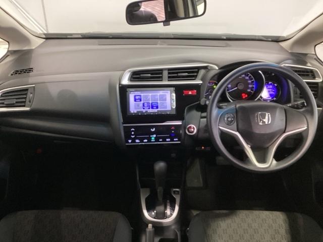 使いやすいレイアウトのダッシュボード周辺です。オートエアコンや小物入れなど嬉しい装備が満載です。