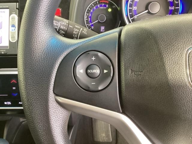 ステアリングにオーディオ操作スイッチが付いています。オーディオ画面に直接タッチしなくても操作が出来ますので、運転に集中できます。