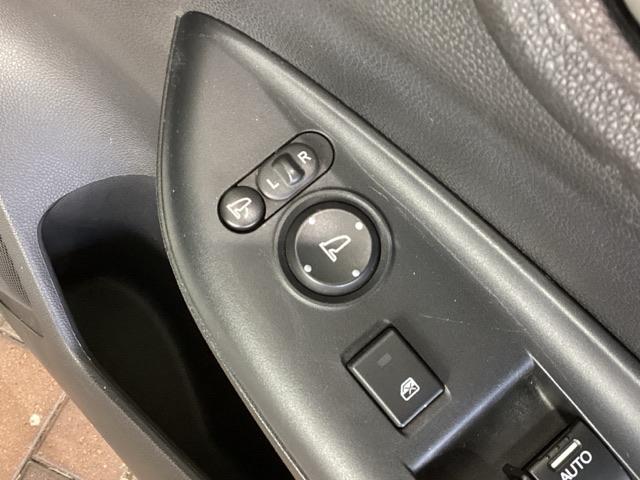 狭い駐車場で便利な電動格納ドアミラーが付いています。