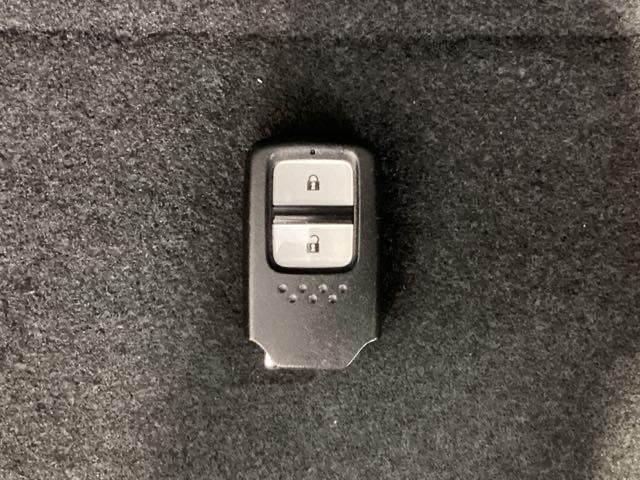 スマートキーは鍵をバッグに入れたままでもドアロックの開閉やエンジンのＯＮ・ＯＦＦができます。夜間や雨の日も鍵を探さなくて良いので便利です。