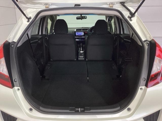 リア席を倒せば広々とした空間の出来上がり！床が低くフラットになり、天井までの高さがありますので積載が便利です。