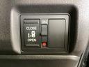 パワースライドドアが付いています。ワンタッチで簡単にお子様でも、お年寄りの方でも、開閉できますからとても便利です。キーレスや車内スイッチでも自動でドアの開閉ができます。