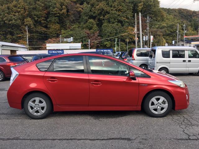 プリウス Ｓ　ＨＤＤナビ　フルセグ　ＤＶＤ再生　スマートキー　ＥＴＣ　運転席・助手席エアバック　ＡＢＳ　横滑り防止装置　盗難防止システム　エアコン　パワステ　パワーウインドウ　スタッドレスタイヤ（中古）付き（4枚目）