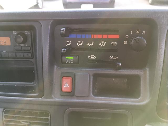 サンバートラック ＴＢ　４ＷＤ　５足マニュアル　エアコン　パワステ　運転席エアバック（14枚目）