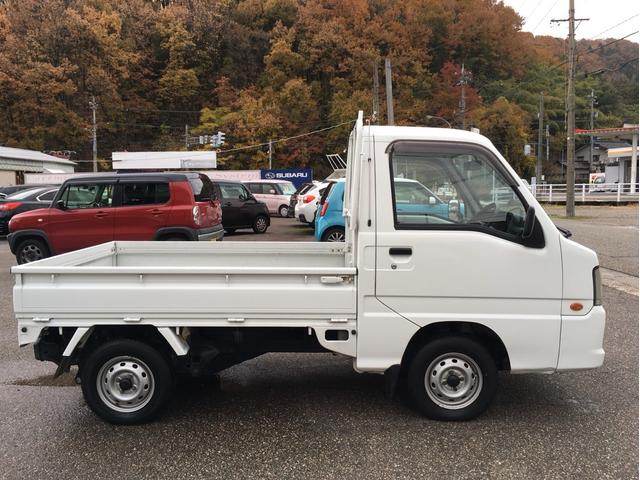 サンバートラック ＴＢ　４ＷＤ　５速マニュアル　エアコン　パワステ　運転席エアバック（4枚目）