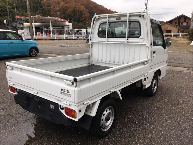 サンバートラック ＴＢ　４ＷＤ　５速マニュアル　エアコン　パワステ　運転席エアバック（5枚目）