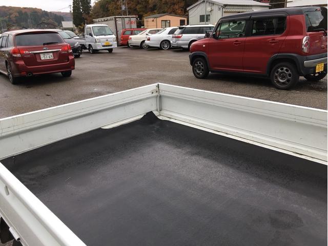 サンバートラック ＴＢ　４ＷＤ　５速マニュアル　エアコン　パワステ　運転席エアバック（11枚目）