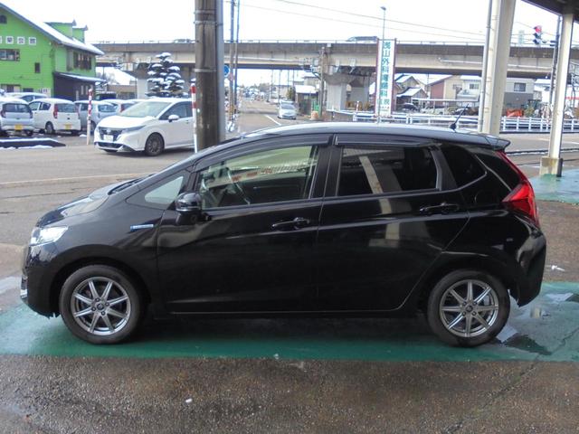 フィットハイブリッド Ｆパッケージ　☆　フル装備　☆　ＡＢＳ　☆　純正ナビ　☆　フルセグ　☆　バックカメラ　☆　ＬＥＤライト　☆　ＥＴＣ　☆　社外アルミ　☆（7枚目）