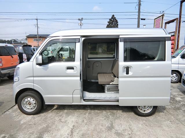 エブリイ ＰＣ　セーフティサポート装着車　切替式４ＷＤ　ハイルーフ　５速ギア　走行５１３９０ＫＭ　ＣＤチューナー　キーレスキー（4枚目）
