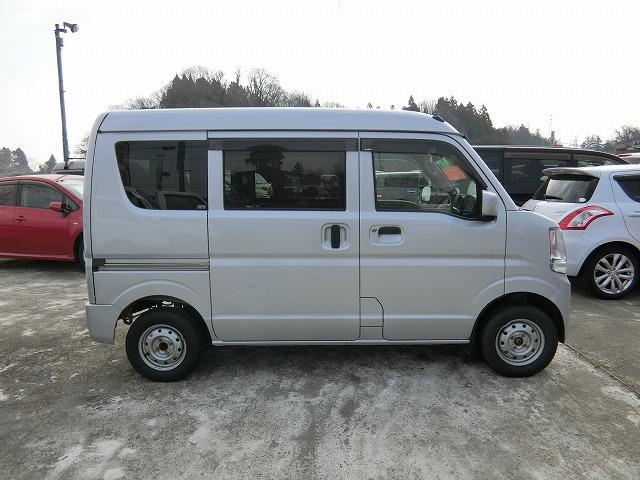 エブリイ ＰＣ　セーフティサポート装着車　切替式４ＷＤ　ハイルーフ　５速ギア　走行５１３９０ＫＭ　ＣＤチューナー　キーレスキー（5枚目）
