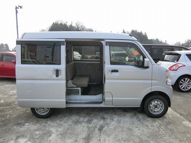エブリイ ＰＣ　セーフティサポート装着車　切替式４ＷＤ　ハイルーフ　５速ギア　走行５１３９０ＫＭ　ＣＤチューナー　キーレスキー（6枚目）