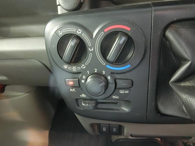 エブリイ ＰＣ　セーフティサポート装着車　切替式４ＷＤ　ハイルーフ　５速ギア　走行５１３９０ＫＭ　ＣＤチューナー　キーレスキー（11枚目）
